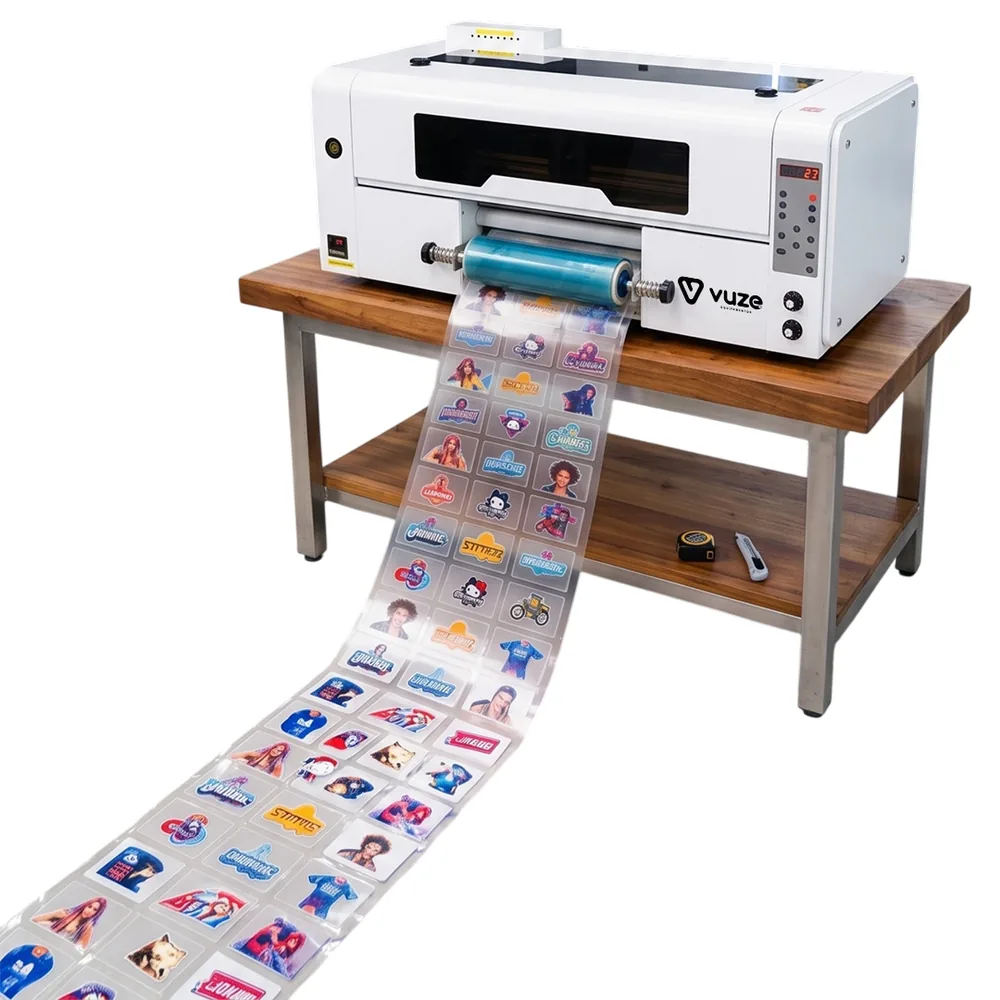 Impressora DTF UV Vuze 2x XP600 30cm imprimindo um rolo de adesivos